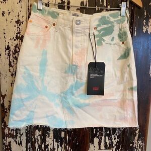 NWT Levi’s High Rise Deconstructed b/fly skirt.